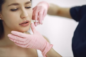 Prima injectare cu acid hialuronic in buze: 
Ghid 2025